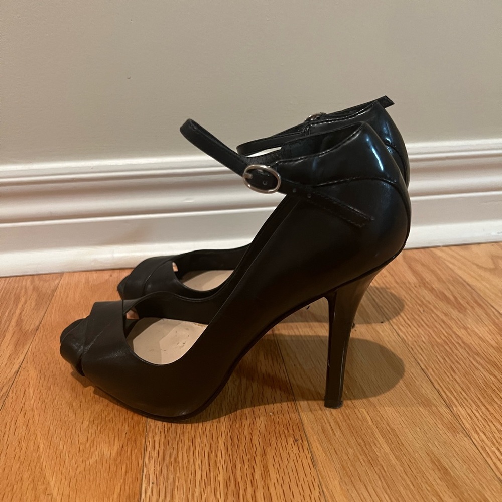 Beautiful Nine West peep toe high heels size 7
